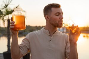 Hombre bebiendo un vaso de kombucha