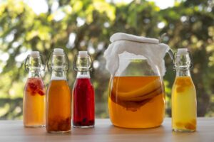 Jarro y botellas con kombucha